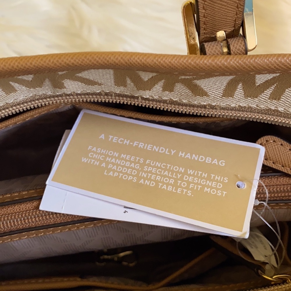 PRE LOVED Michael Kors Jet Set Snap Pocket Tote handbag.Color: Beige/Cam/DKTan. - Picture 13 of 13